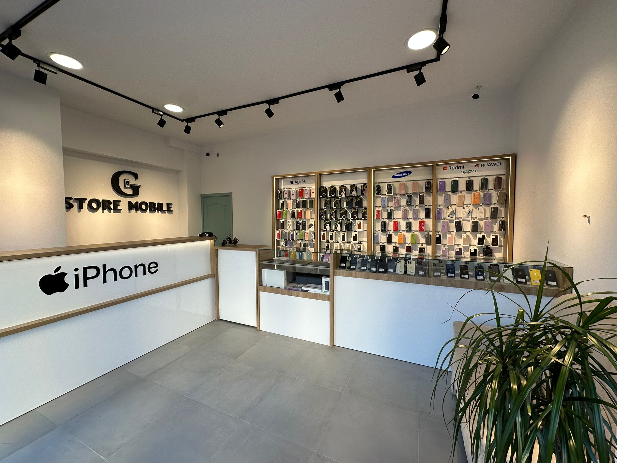 Interior magazin G-Store Mobile — Craiova